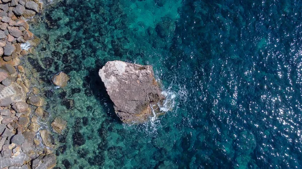 Flygfoto Över Den Steniga Kusten Mallorca Med Vågor Från Medelhavet — Stockfoto