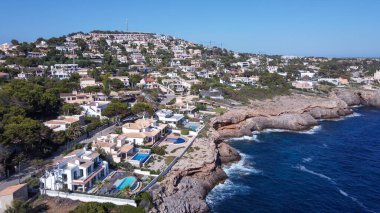 Mallorca Adası 'ndan Malgrat Adaları' nın havadan görünüşü ve Akdeniz 'den gelen dalgalar. Balear Adaları, İspanya