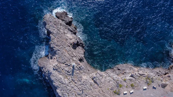 Akdeniz Den Gelen Dalgalarla Mallorca Adasının Kayalık Kıyılarının Havadan Görüntüsü — Stok fotoğraf