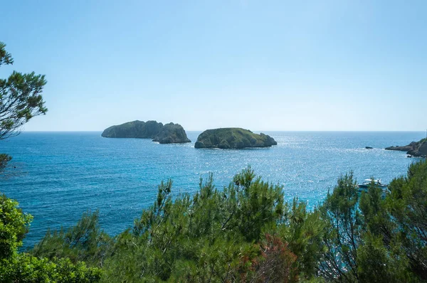 Malgrat Adaları 'nın Mallorca Adası' ndan görünüşü Akdeniz 'den gelen dalgalarla birlikte. Balear Adaları, İspanya