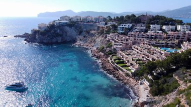 Mallorca Adası 'ndan Malgrat Adaları' nın havadan görünüşü ve Akdeniz 'den gelen dalgalar. Balear Adaları, İspanya