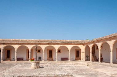 Montision Sanctuary, Balear Adaları / İspanya; Temmuz 2020: Montision Manastırı 'nın iç avlusu, Porreres kasabası. Mallorca Adası. Balear Adaları, İspanya