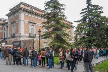 Madrid, İspanya; Nisan 2010: Madrid 'deki Prado Müzesi' ne uzun kuyruklarla giriş