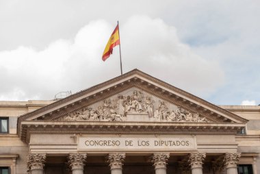 Madrid, İspanya; Nisan 2010: Madrid 'deki milletvekilleri kongresi cephesi, İspanyol bayrağı en üstte