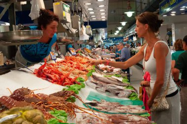 Palma de Mallorca, Balearic Adaları / İspanya; Temmuz 2014: Mercado del Olivar, Palma de Mallorca 'da balık satan bir kadın