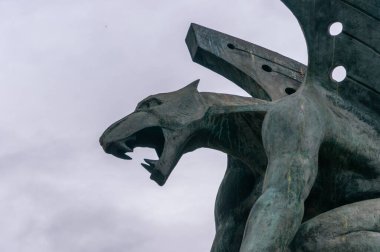 Valencia, İspanya; Ocak 2014; Turia nehir parkındaki köprülerden birinde bronz bir heykel. Valencia