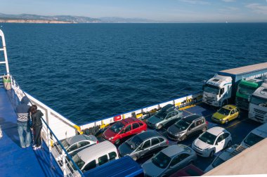 Akdeniz, İspanya; 01 / 14 / 2015: Akdeniz 'e gemiyle araç ve kamyon sevkiyatı