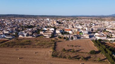 Güneşli bir günde gün batımında Campos köyünün hava manzarası. Mallorca Adası, İspanya