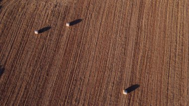 Gün batımında büyük saman topları olan kırsal bir arazinin havadan görünüşü. Campos 'un Yeri, Mallorca Adası, İspanya