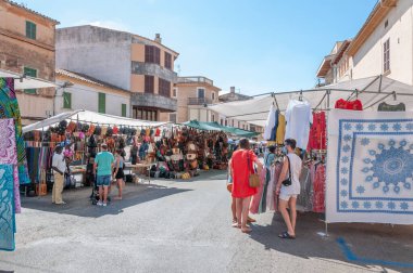 Campos, Balear Adaları / İspanya; Ağustos 2020: Campos 'taki sokak pazarı. Covid-19 'un yeni sosyal önlemleri için eldiven ve maskeli satıcı ve alıcılar