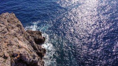 Akdeniz 'den gelen dalgalarla Mallorca adasının kayalık kıyılarının havadan görüntüsü. Balear Adaları, İspanya