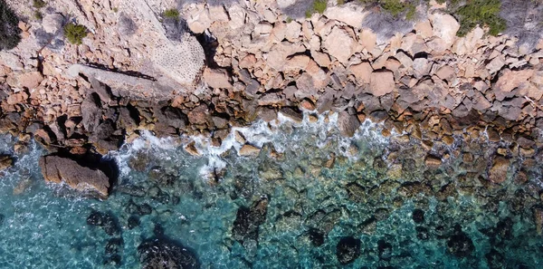 Akdeniz Den Gelen Dalgalarla Mallorca Adasının Kayalık Kıyılarının Havadan Görüntüsü — Stok fotoğraf