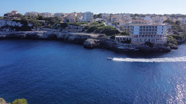 Günbatımında güney bölgesindeki Cala Figuera (Majorca Adası) köyünün hava manzarası