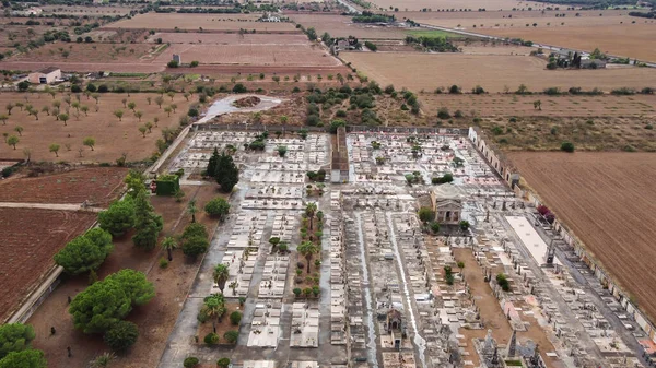 Çapraz heykellerle dolu bir Campos ambargosunun havadan görünüşü. Mallorca Adası, İspanya