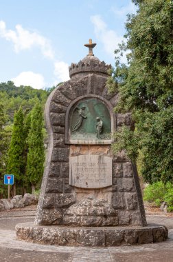 Lluc, Balear Adaları / İspanya; Eylül 2020: Bakire Meryem 'in duyurusu üzerine bronzdan yapılmış dini heykel kabartması. Heykel Mallorca 'daki Lluc Hıristiyan Manastırı' nda yer almaktadır.