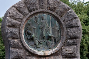 Lluc, Balear Adaları / İspanya; Eylül 2020: İsa 'nın yaşamı üzerine bronzdan yapılmış dini heykeller. Heykel Mallorca 'daki Lluc Hıristiyan Manastırı' nda yer almaktadır.