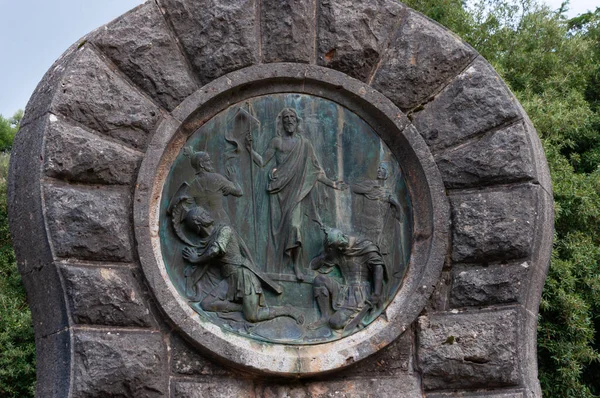 Lluc, Balear Adaları / İspanya; Eylül 2020: İsa 'nın yaşamı üzerine bronzdan yapılmış dini heykeller. Heykel Mallorca 'daki Lluc Hıristiyan Manastırı' nda yer almaktadır.