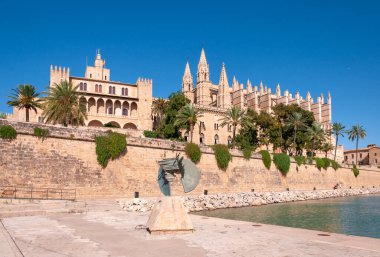 Palma de Mallorca, Balearic Adaları / İspanya; Eylül 2020: Parc de la Mar. Arka planda Palma Katedrali ve Almudaina Sarayı. Ön planda bronz bir heykel