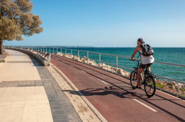 Palma de Mallorca, Balearic Adaları / İspanya; Eylül 2020: Akdeniz kıyısındaki Palma de Mallorca gezinti alanında bir bisikletçi
