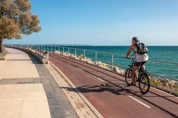 Palma de Mallorca, Balearic Adaları / İspanya; Eylül 2020: Akdeniz kıyısındaki Palma de Mallorca gezinti alanında bir bisikletçi
