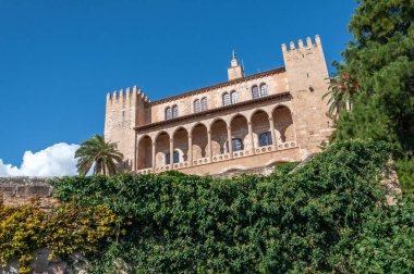 Güneşli bir günde duvarlar ve Almudaina Sarayı. Aşağı bölgede.