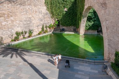Palma de Mallorca, Balear Adaları / İspanya; Eylül 2020: Hort del Rei. Ortaçağ taş duvarlarıyla çevrili gölet ve bahçeler. Olay yerinde bir turist ailesi