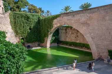 Palma de Mallorca, Balear Adaları / İspanya; Eylül 2020: Hort del Rei. Ortaçağ taş duvarlarıyla çevrili gölet ve bahçeler. Olay yerinde bir turist ailesi