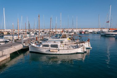 Sa Rapita, Balearic Adaları / İspanya; 03 / 05 / 2020: İspanya 'nın Mallorca adasındaki Cala Bona adasında güneşli bir günde küçük bir eğlence limanının genel görünümü