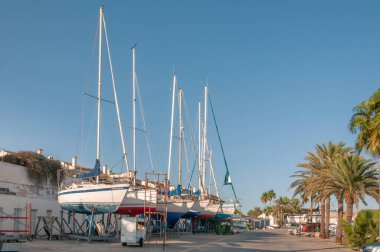 Sa Rapita, Balearic Adaları / İspanya; 03 / 05 / 2020: İspanya 'nın Mallorca adasındaki Cala Bona adasında güneşli bir günde küçük bir eğlence limanının genel görünümü