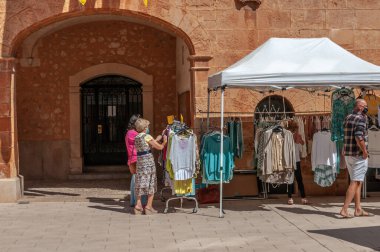 Campos, Balearic Adaları / İspanya; Eylül 2020: Campos 'taki belediye meydanında haftalık giysi ve giysi pazarı. Sosyal mesafe ölçümleri ve yüz maskesi. Yeni normal
