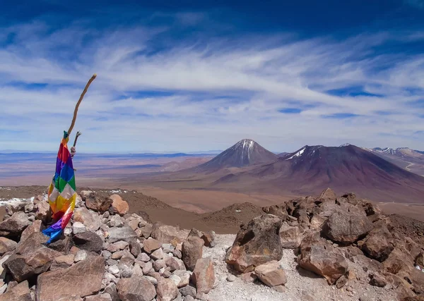 Fotoğraf Cerro Toco 'nun (5,604 m) tepesinden, her ikisi de Atacama Çölü' nün bir parçası olan Licancabur Volkanı 'nın görüntüsüyle çekilmiştir..