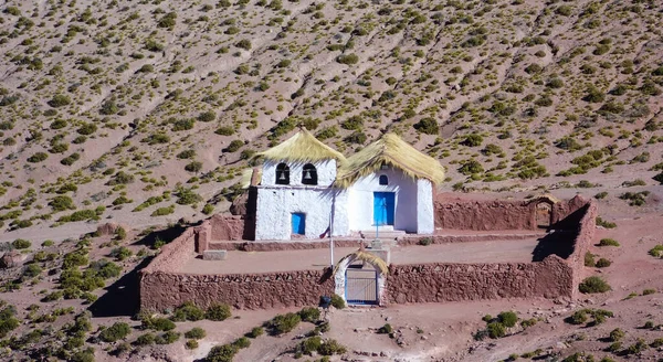 Şili 'nin kuzeyindeki Atacama Çölü' nde San Pedro de Atacama yakınlarındaki Machuca kilisesi manzaralı.