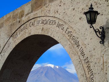 Misti Volcano 'nun Arequipa' nın Yanahuara bölgesindeki bir kemerden görünüşü