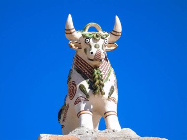 Çatıdaki tipik Peru boğa heykelciği. Bu heykelcikler ayrıca Torito de Pucara olarak da bilinir..
