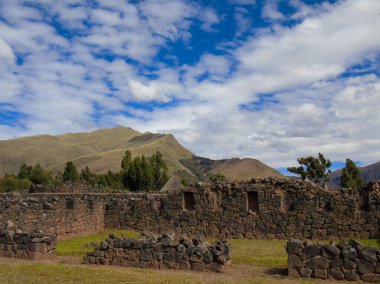 Viracocha tapınağının kalıntıları. Cuzco 'ya yakın, güzel gökyüzü var.