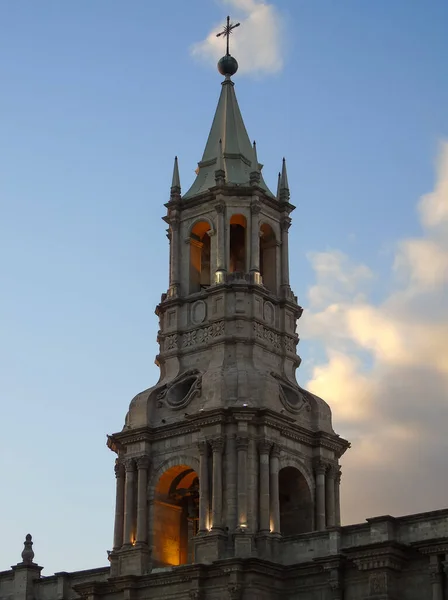 夕暮れ時のアレキパ大聖堂の鐘楼 大聖堂はアレキパのメイン広場にあります — ストック写真