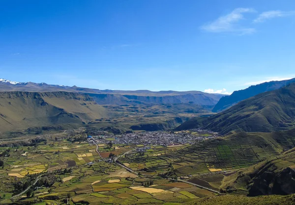 Colca Kanyonu 'nun (Colca Vadisi) kinoa ve ekin ekili manzarası