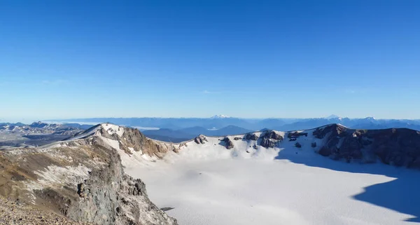 Arkasında And Dağları aralığı olan Puyehue Volkanı 'nın karlı kraterinin panoramik görüntüsü.