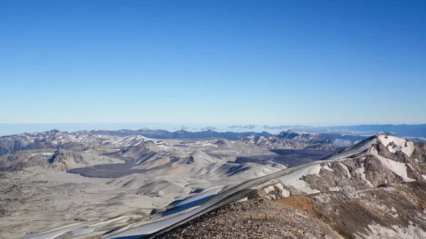 Küller ve lav tarlalarıyla kaplı Caulle dağ sırasının panoramik görüntüsü.