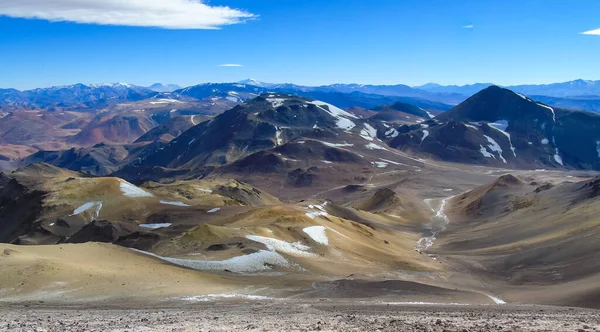 Elqui Vadisi 'nin etkileyici dağlarının manzarası. Fotoğraf Las Tortolas Dağı 'nın tırmanışı sırasında çekildi..