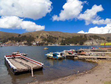 Bolivya 'daki Titicaca Gölü' nün bir parçası olan Tiquina Dümeni 'ni geçmek için feribot.