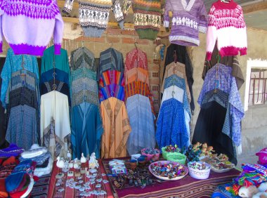 Uyuni kasabasındaki tipik Bolivya el sanatları pazarı.