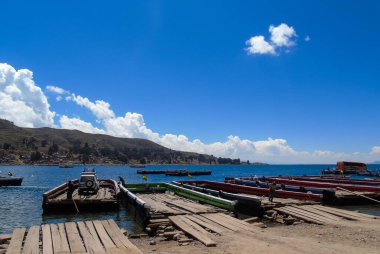 Bolivya 'daki Titicaca Gölü' nün bir kısmı olan Tiquina Dümeni 'ni geçmek için yerel feribot.