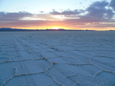 Bolivya 'daki uçsuz bucaksız Uyuni Tuz Düzlüğü' nde gün doğumu