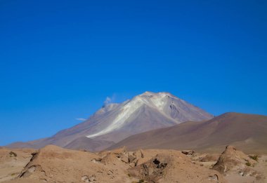 Kuzey Şili 'de Bolivya sınırında Ollague volkanının faaliyetlerine dair işaretler var.