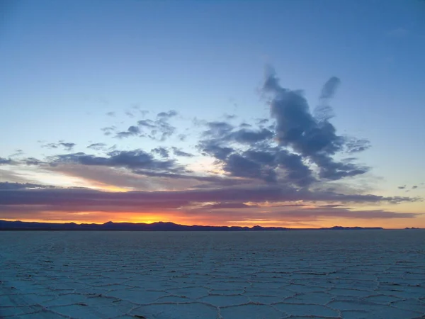 Bolivya 'da Uyuni Salt Flat' te dramatik bir gün doğumu