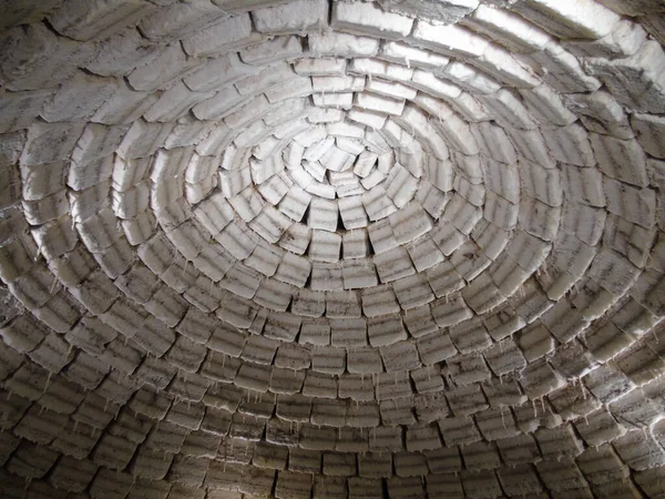 Uyuni Salt Flat 'te bir otel inşa etmek için tuz blokları kullanıldı.