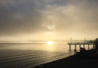 Şafak vakti Puerto Varas 'taki Llanquihue Gölü.