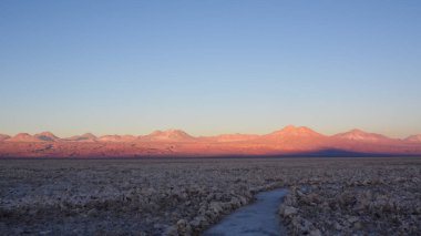 Şili 'nin kuzeyindeki Atacama Tuz Düzlüğü üzerinde gün batımı
