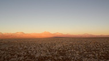 Şili 'nin kuzeyindeki Atacama Tuz Düzlüğü üzerinde renkli bir gün batımı